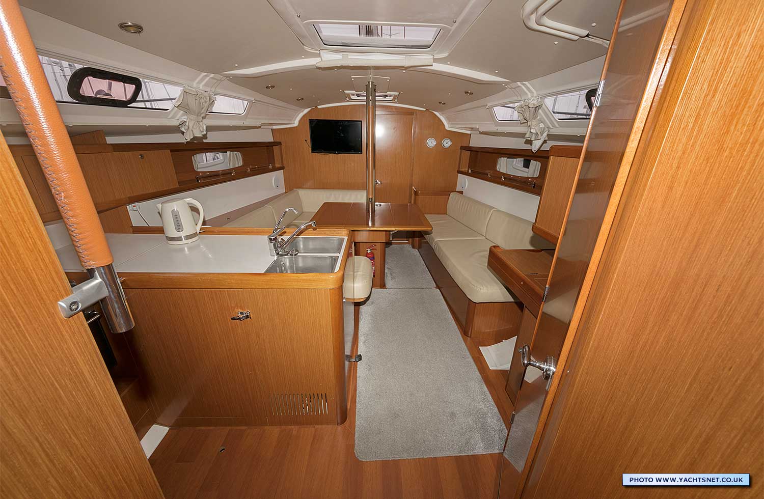 Saloon forward